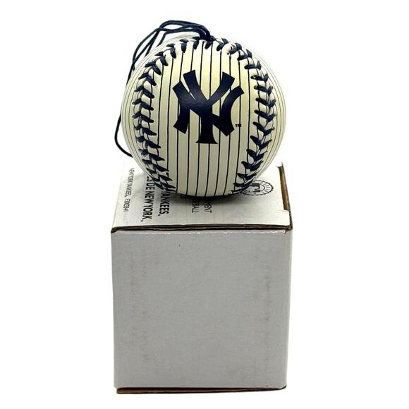 2005 MLB New York Yankees Mini Baseball Ornament – Genuine Merchandise - Picture 4 of 5